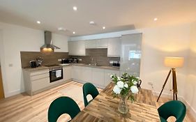 High Street, Stylish City Centre Apartment, 3 Bed